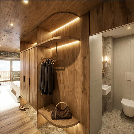 Modernes Hotelzimmer in Tirol mit Holzwänden, Balkonblick und angrenzendem Badezimmer.
