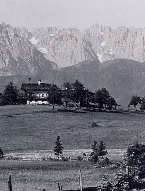 Alpenlandschaft in Schwarzweiß mit einem Bauernhof vor dem Kitzbüheler Horn in Tirol.