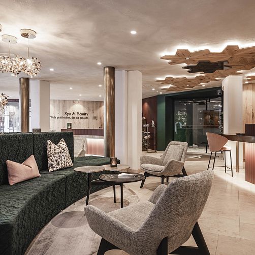Moderne Hotel-Lobby mit eleganten Sitzmöbeln und stilvoller Beleuchtung in neutralen Tönen.