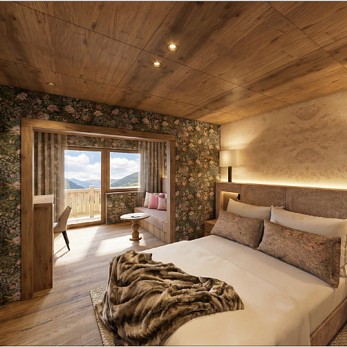 Alpines Hotelzimmer mit Doppelbett, Balkonblick auf Berglandschaft, Holzwänden und floralem Dekor.