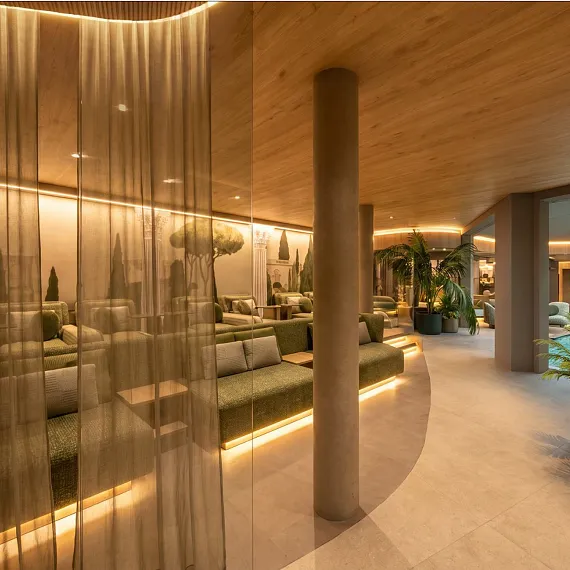 Eleganter Spa-Bereich in einem modernen Wellnesshotel mit sanfter Beleuchtung und gemütlichen Sitzbereichen.